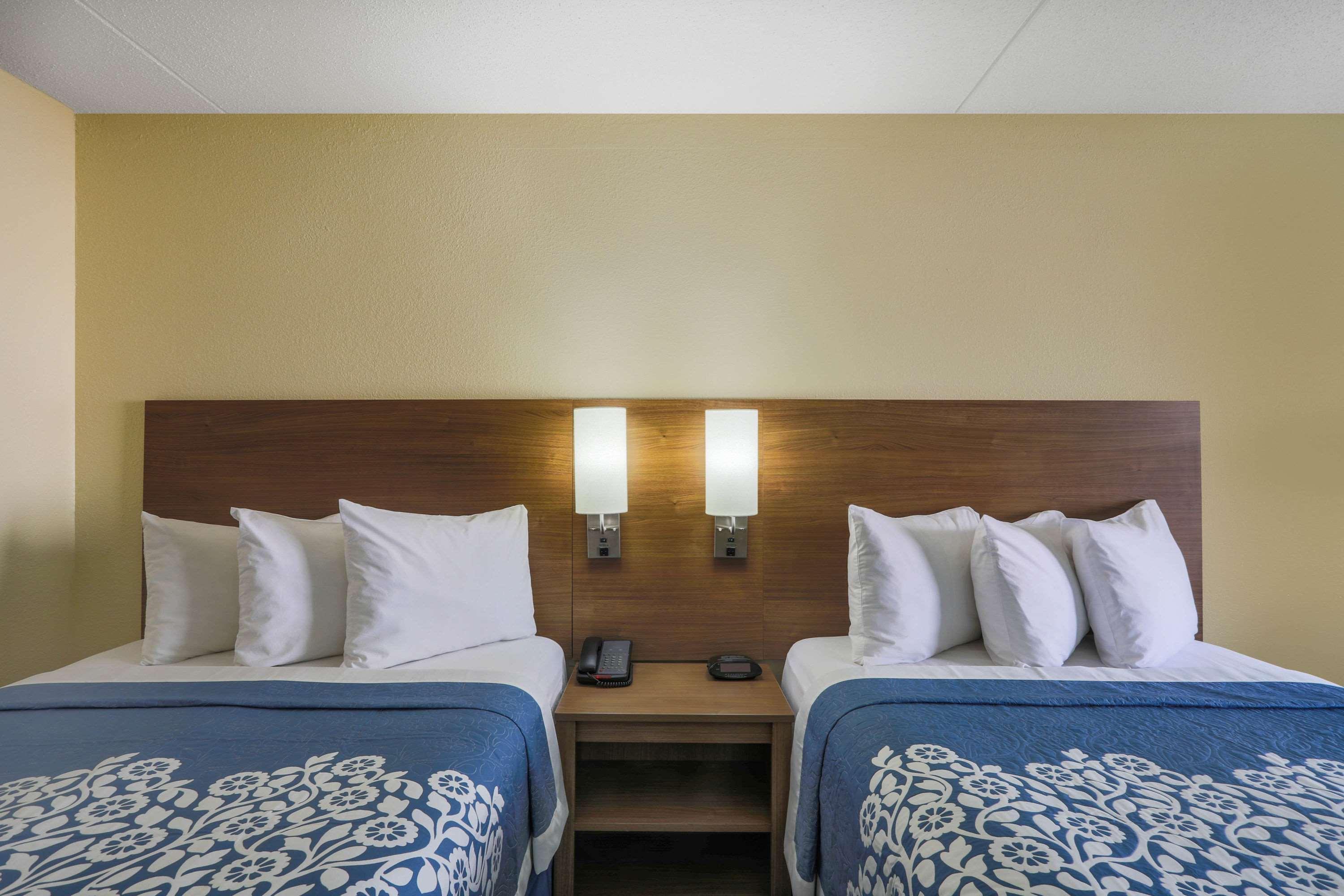 Days Inn By Wyndham Newark Wilmington Dış mekan fotoğraf