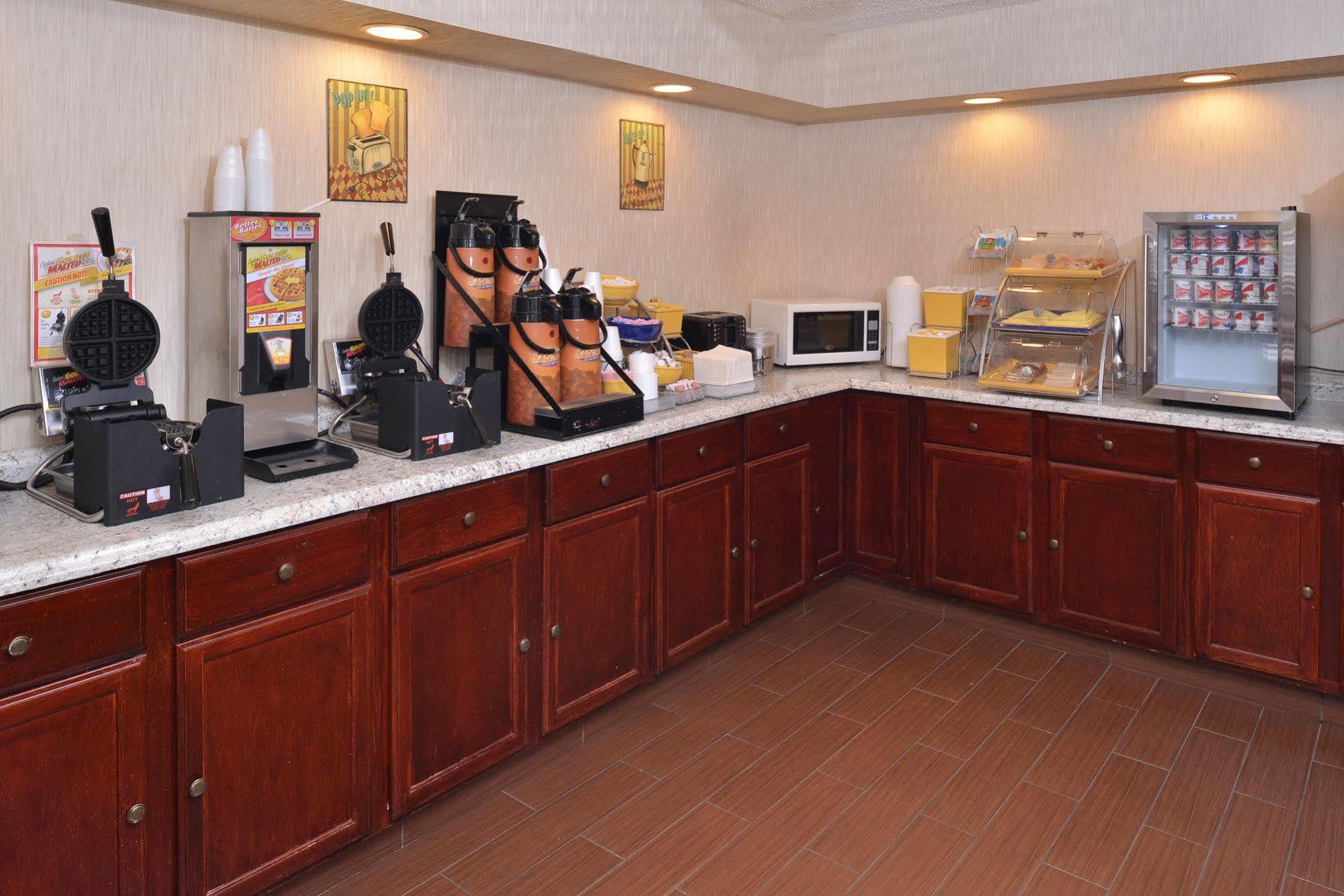Days Inn By Wyndham Newark Wilmington Dış mekan fotoğraf