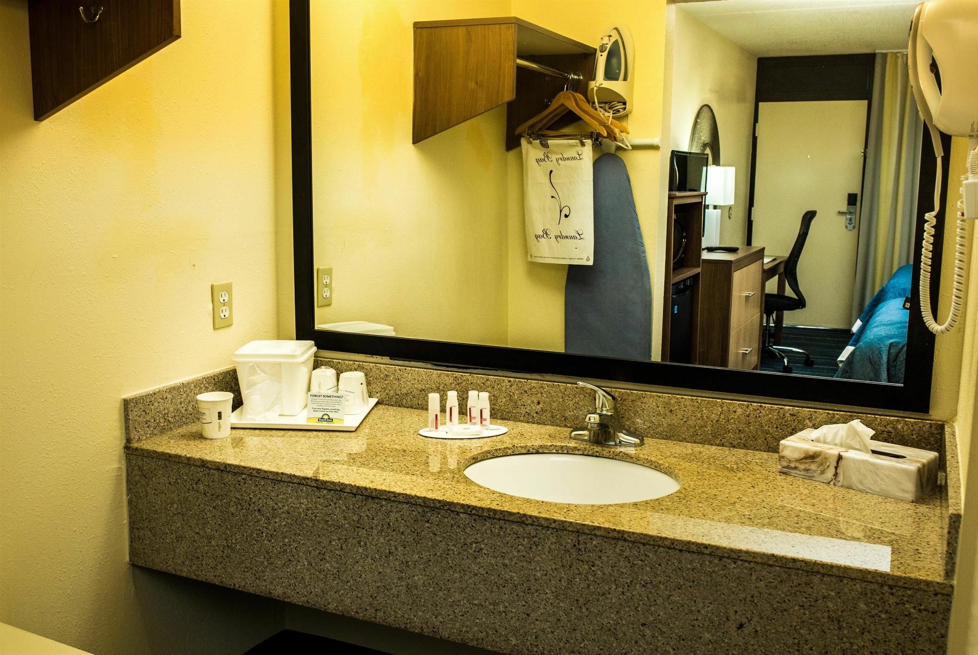 Days Inn By Wyndham Newark Wilmington Dış mekan fotoğraf